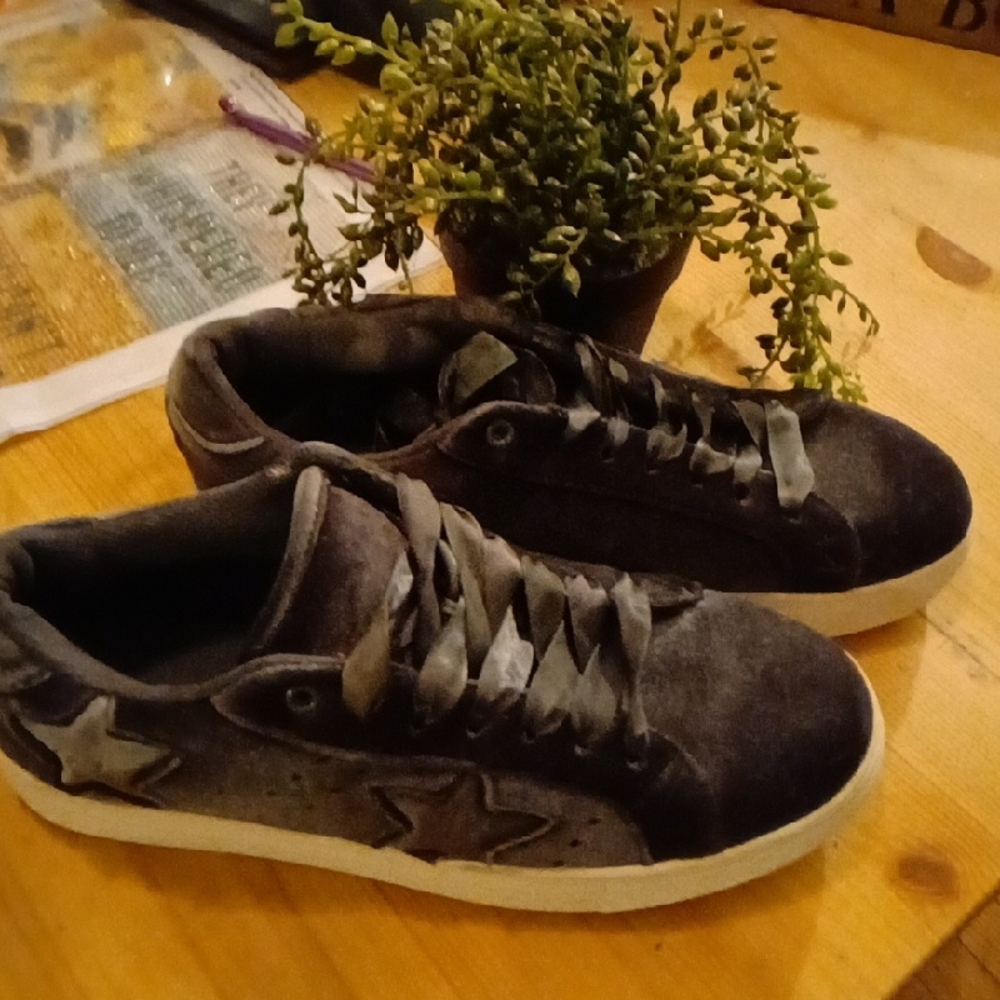 Rouge! Charcoal Star Sneakers